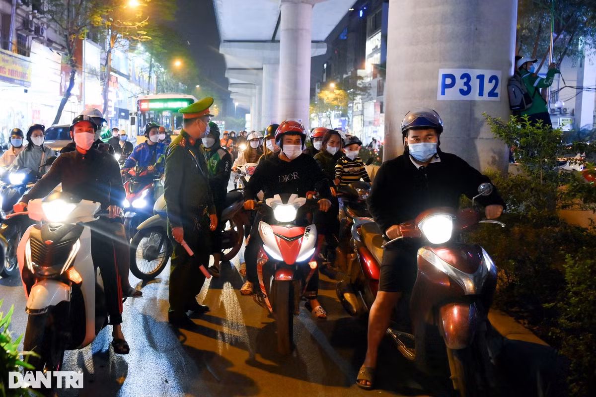 Hàng trăm người tràn ra lòng đường hóng xem vụ bắt ông Trịnh Văn Quyết - Hình 15 Hang tram nguoi tran ra long duong hong xem vu bat ong Trinh Van Quyet-Hinh-15