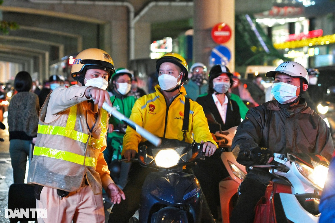 Hang tram nguoi tran ra long duong hong xem vu bat ong Trinh Van Quyet-Hinh-9