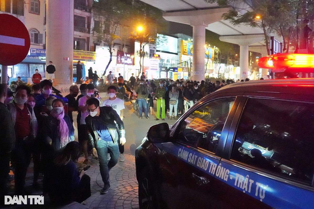 Hang tram nguoi tran ra long duong hong xem vu bat ong Trinh Van Quyet-Hinh-2