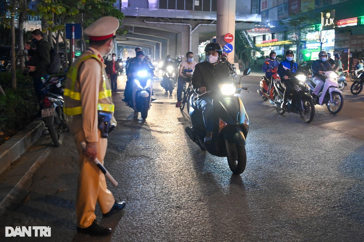 Hang tram nguoi tran ra long duong hong xem vu bat ong Trinh Van Quyet-Hinh-8