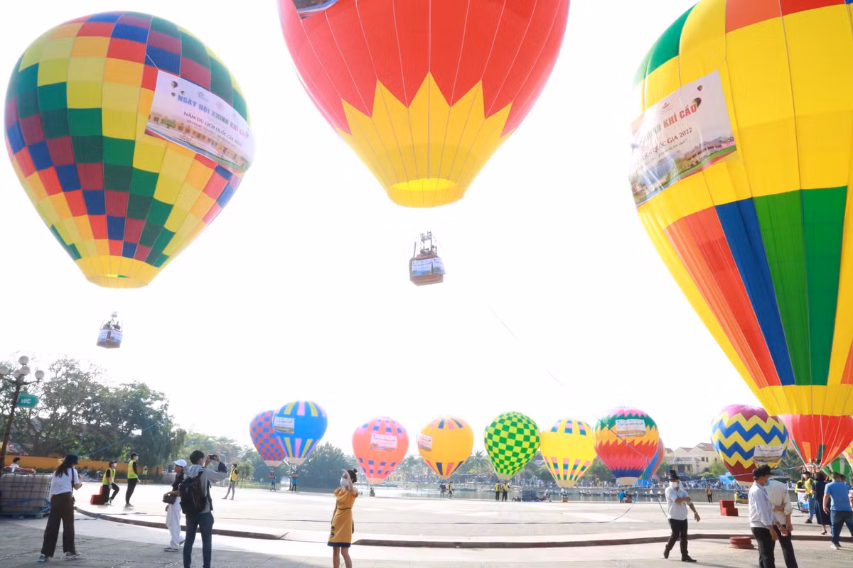 Sáng 25/3, rất đông du khách cùng người dân thành phố Hội An có mặt tại Vườn tượng An Hội (TP. Hội An) để chiêm ngưỡng và trải nghiệm ngày hội khinh khí cầu lần đầu tiên diễn ra tại đây. Ảnh Hoài Văn