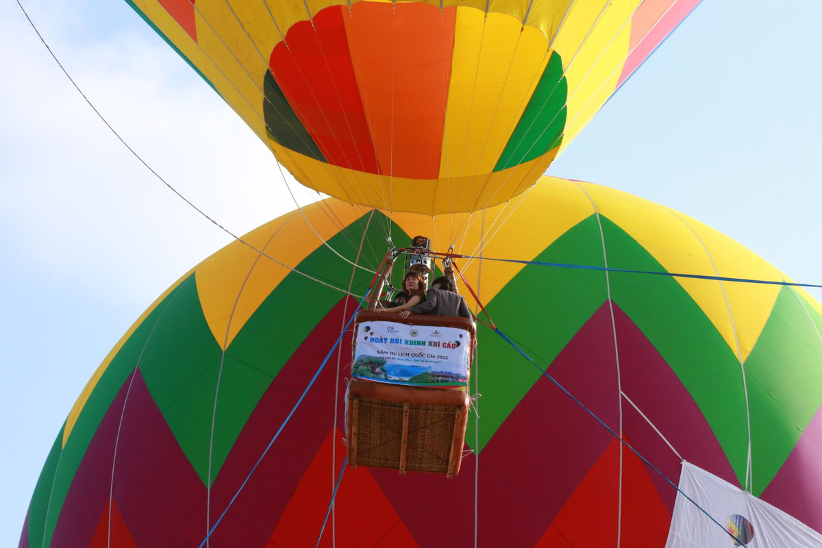 Vì sao phố cổ Hội An xuất hiện hàng chục quả cầu khổng lồ bay lơ lửng - Hình 4 Vi sao pho co Hoi An xuat hien hang chuc qua cau khong lo bay lo lung-Hinh-4