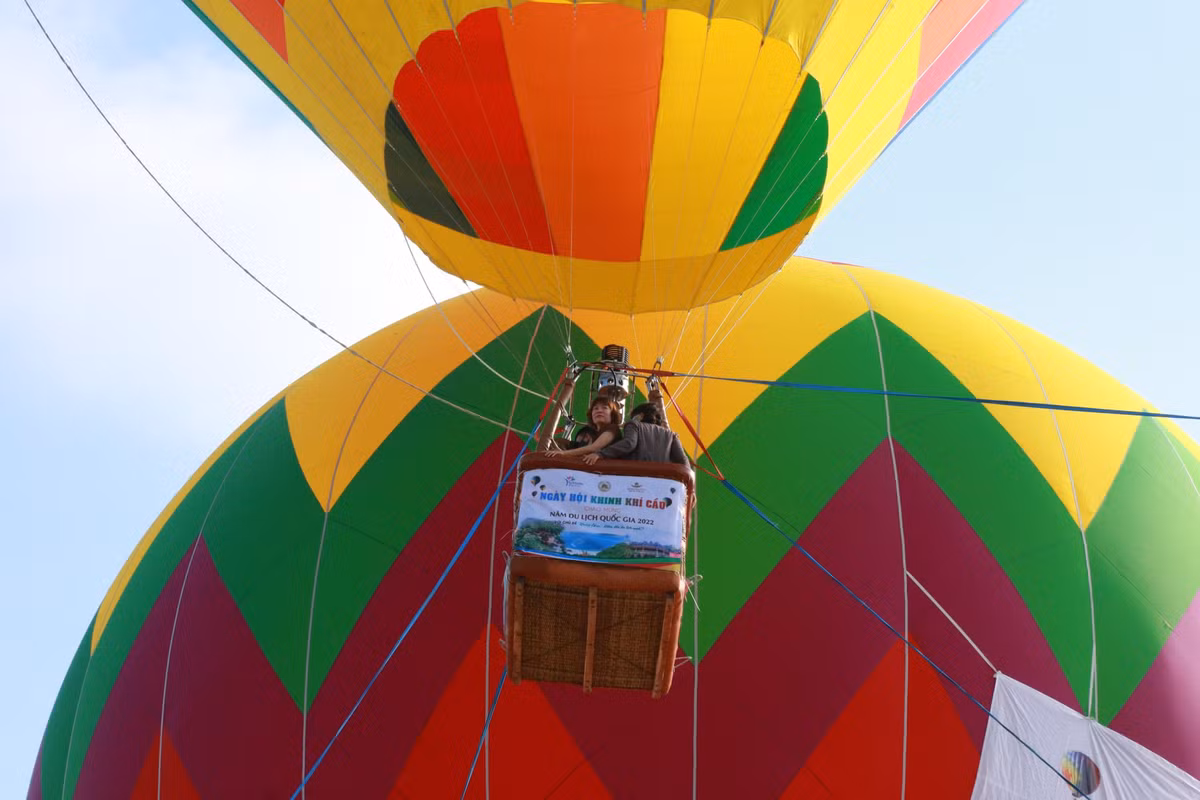 Ngoài ra, chương trình Đêm hoa đăng diễn ra lúc 19h -20h ngày 25/3, với việc thổi lửa vào các lồng khí cầu, tạo nên những khinh khí cầu tỏa sáng giống như những chiếc đèn lồng khổng lồ lung linh theo điệu nhạc.