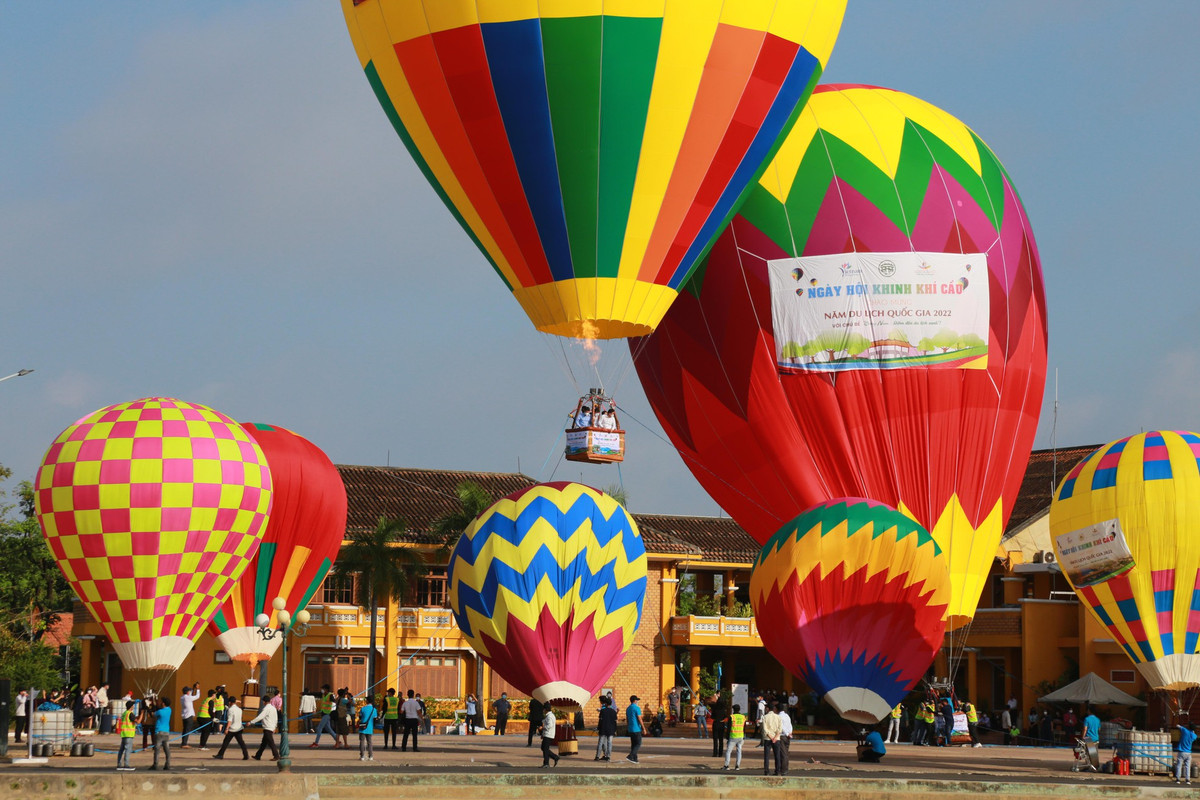Vì sao phố cổ Hội An xuất hiện hàng chục quả cầu khổng lồ bay lơ lửng - Hình 10 Vi sao pho co Hoi An xuat hien hang chuc qua cau khong lo bay lo lung-Hinh-10