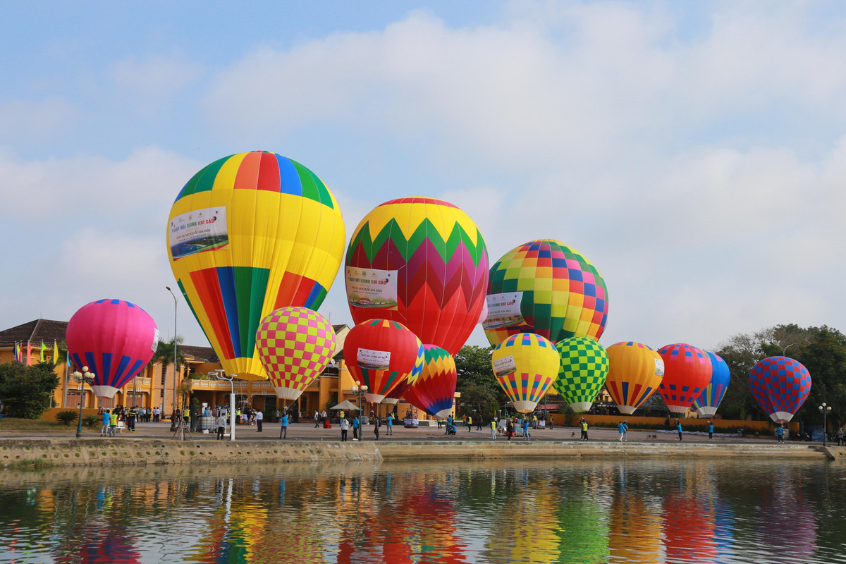 Vì sao phố cổ Hội An xuất hiện hàng chục quả cầu khổng lồ bay lơ lửng - Hình 9 Vi sao pho co Hoi An xuat hien hang chuc qua cau khong lo bay lo lung-Hinh-9