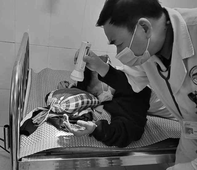  Vừa dùng điện thoại vừa sạc pin, nam sinh Hà Tĩnh dập nát bàn tay: Ngày 29/12/2021, N.V.T (SN 2007, xã Xuân Hội, Nghi Xuân) đã được cấp cứu trong tình trạng bàn tay bị dập, bầm tím, máu cháy nhiều. Nguyên nhân là do T. sử dụng điện thoại khi vẫn đang cắm vào ổ điện để sạc thì điện thoại bất ngờ phát nổ. (Ảnh Sức khoẻ và Đời sống)