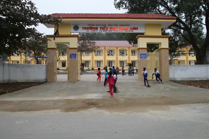 Điện thoại phát nổ lúc học trực tuyến, một học sinh lớp 5 tử vong: Ngày 15/10/2021,em N.V.Q. (SN 2011, học sinh lớp 5, trường tiểu học Nam Anh, huyện Nam Đàn) đã được phát hiện trong tình trạng phỏng nặng, người nhà đưa đi cấp cứu nhưng em đã tử vong ngay sau đó . Nguyên nhân là khi cắm điện thoại vào pin dự phòng để sạc thì bất ngờ điện thoại phát nổ. (Ảnh Công an Nhân dân) 