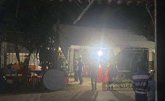  Người phụ nữ tử vong trên giường ngủ, trên tay cầm điện thoại đang sạc pin: Ngày 21/3/2022, chị Mạc Thị Dớ (29 tuổi, xã Lộc Yên, Hà Tĩnh) được người nhà phát hiện đã chết trong tư thế nằm ngủ, trên tay cầm điện thoại đang sạc pin. Nguyên nhân ban đầu được xác định tử vong do điện giật. Hiện công an đang điều tra, làm rõ. (Ảnh Dân Việt)