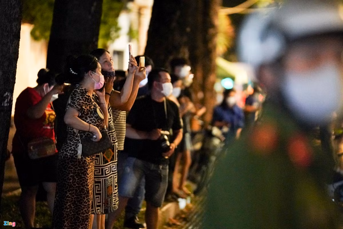 Cong an giai tan dam dong truoc biet thu cua ba Nguyen Phuong Hang-Hinh-7