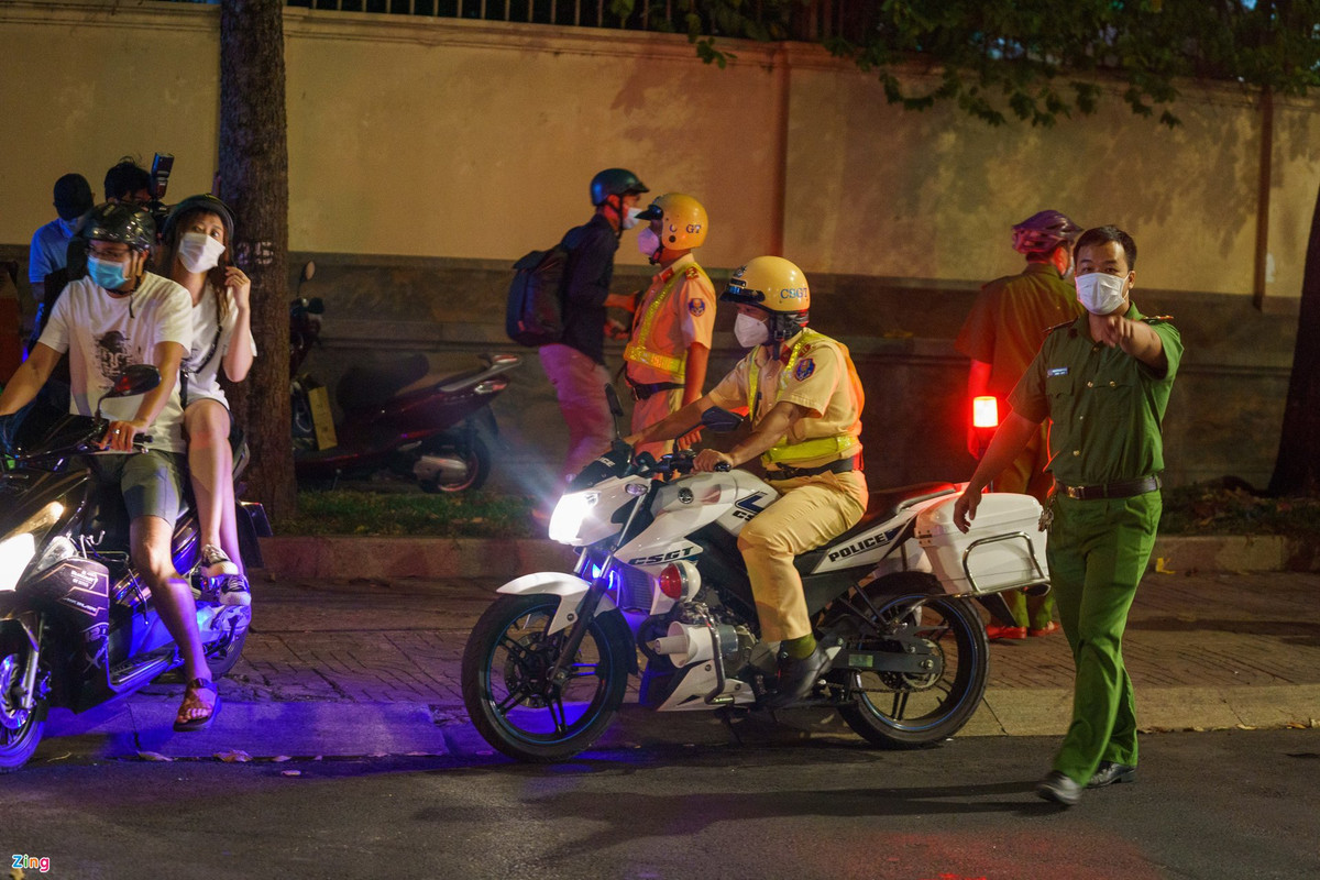 Cong an giai tan dam dong truoc biet thu cua ba Nguyen Phuong Hang-Hinh-4