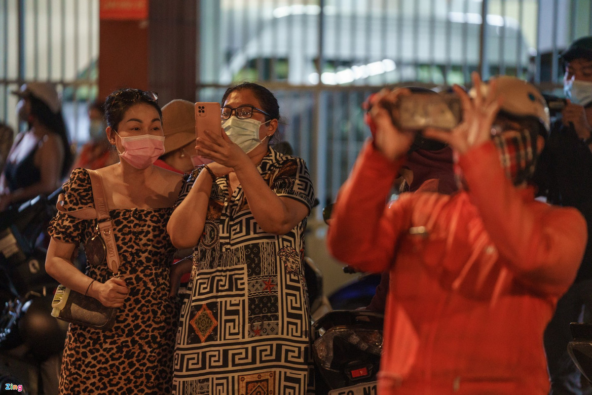 Cong an giai tan dam dong truoc biet thu cua ba Nguyen Phuong Hang-Hinh-5