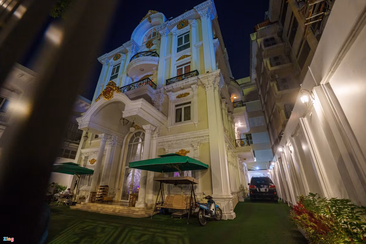 Cong an giai tan dam dong truoc biet thu cua ba Nguyen Phuong Hang