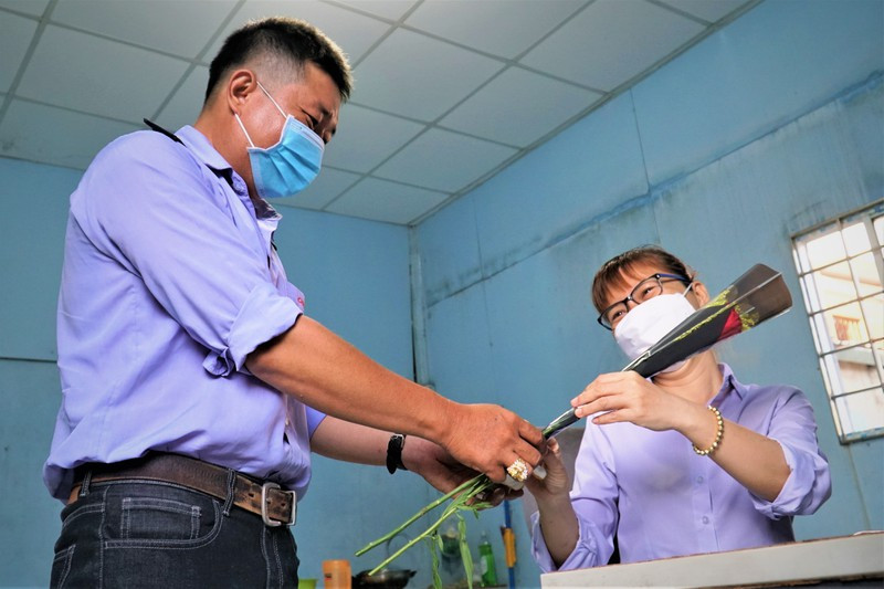 Ngoài các hành khách trên xe, anh Lê Xuân Huy còn chuẩn bị quà để tặng nhân viên bến xe buýt ngày 8-3.