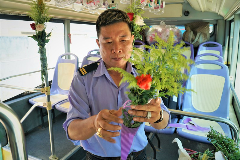 Tranh thủ giờ nghỉ ngơi, anh Huy tiếp tục cắt tỉa và gói hoa hồng để tặng hành khách vào chuyến xe sau. 