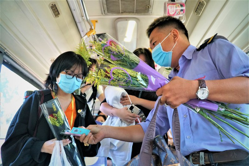 Tài xế Huy dừng xe tặng hoa, quà cho hành khách nữ.