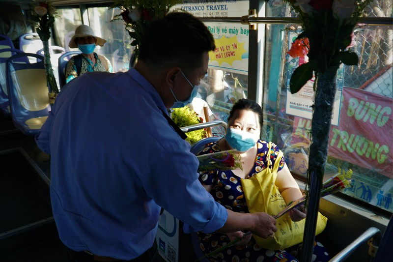 Bà Hằng chia sẻ: “Khi lên xe, tôi đã thấy xe được trang trí rất đẹp, vậy mà đi xe chẳng những không tốn tiền mà còn được tặng quà. Chưa bao giờ tôi nhận được quà từ ai khác ngoài chồng và con, giờ tôi cảm thấy cực kỳ hạnh phúc, nhờ có bác tài mà ngày 8-3 năm nay của tôi thật đặc biệt”