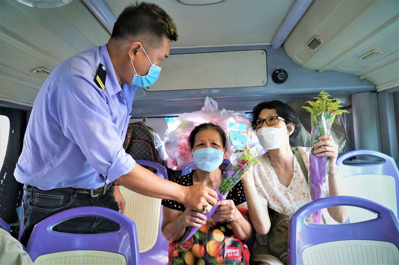 Vì không có thời gian nên nam tài xế luôn phải tranh thủ lúc đón trả khách để tặng hoa cho mọi người. Khi nhận đoá hồng và món quà kỷ niệm từ tài xế Huy, ai cũng bất ngờ và nở nụ cười thật hạnh phúc. 