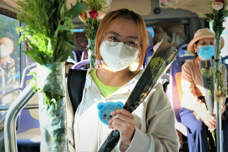 Khi nhận được quà từ nam tài xế, các hành khác nữ cảm thấy rất ngạc nhiên và vui vẻ.