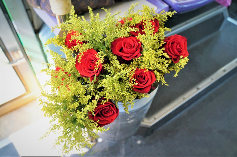 Để chuẩn bị thật tươm tất, từ chiều 7-3, anh đã ra chợ hoa Đầm Sen (quận 11, TP.HCM) mua gần 300 bông hồng, 150 móc khoá cùng nhiều bánh kẹo, đồ lưu niệm khác, tổng chi phí khoảng 7 triệu đồng. Ngoài ra, anh Huy còn tự bỏ tiền túi của mình để trả tiền vé xe cho các hành khách nữ.