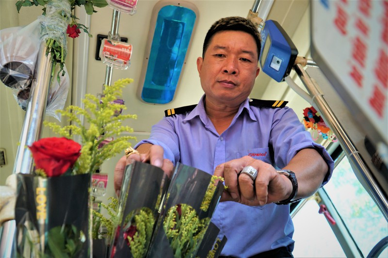 Anh Huy tranh thủ dọn dẹp, chuẩn bị hoa trước giờ lăn bánh chuyến xe kế tiếp. 