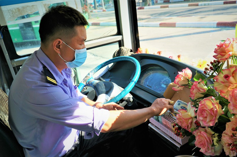 Ngoài tổ chức tặng quà ngày 8-3 cho phái nữ, tài xế Lê Xuân Huy còn từng nổi tiếng với hành động nghĩa hiệp như đánh lái xe buýt bắt cướp, tặng tiền lẻ, bao lì xì cho hành khách.