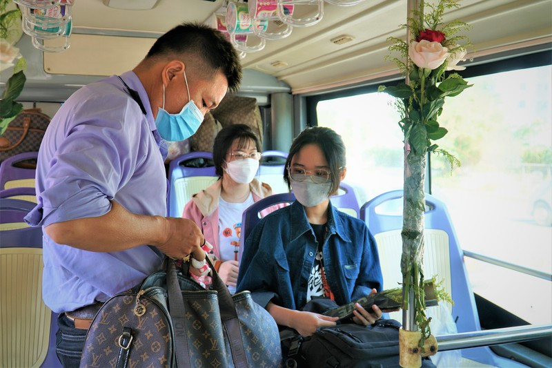 Nhiều hành khách rất ngạc nhiên trước hành động đẹp của nam tài xế.