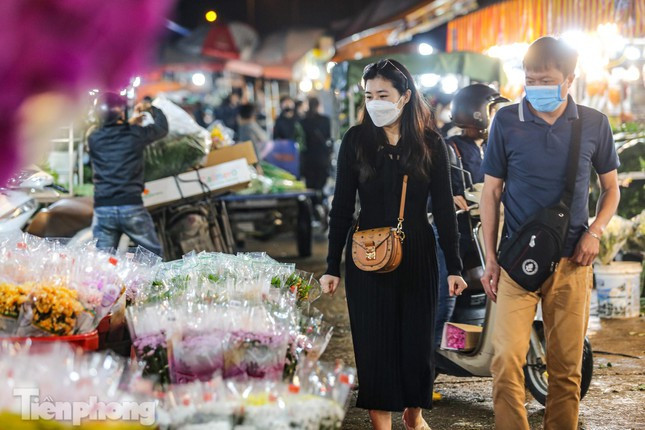 Lượng hoa ở chợ đa dạng về loài, màu sắc, người tiêu dùng "mỏi mắt" để chọn những bông hoa ưng ý.