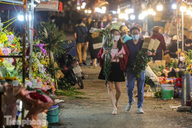 Trong dịp ngày Quốc tế Phụ nữ 8/3 năm nay, mặc dù không đông đúc, sôi động như nhiều năm trước, tuy nhiên chợ hoa lại khá nhộn nhịp với kẻ bán người mua.