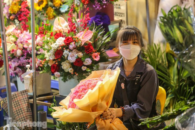"Do ảnh hưởng của dịch COVID-19 nên lượng khách đến chợ năm nay phải giảm một nửa so với mọi năm, tuy nhiên các sạp hoa vẫn chuẩn bị đủ các loại hoa, những bó hoa tươi để phục vụ ngày 8/3", một chủ sạp hoa cho biết.