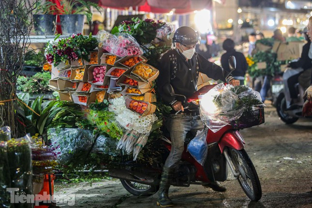 Tấp nập những chuyến xe chở đầy hoa ra vào chợ.