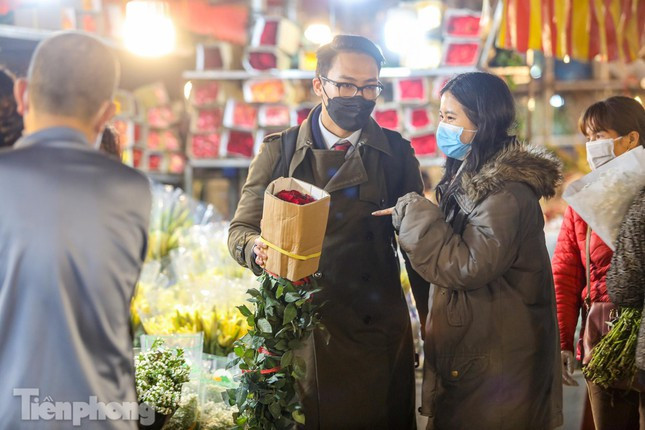 Nhiều sạp gói hoa vào những hộp carton trông rất bắt mắt.