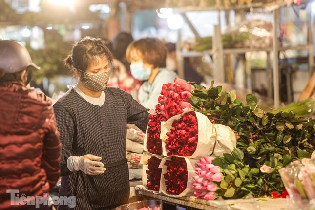Hoa hồng đỏ được bán chạy nhất với giá từ 10.000 - 12.000 đồng/bông tùy loại, cao hơn so với ngày thường.