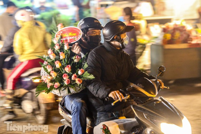 Hoa vẫn là món quà đặc biệt, ưa chuộng, ý nghĩa dành cho phụ nữ trong ngày 8/3 để thể hiện lòng quan tâm, kính yêu. Mô tả video