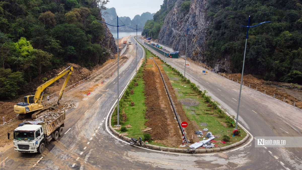 Việc đầu tư đường hầm xuyên núi thay cho việc xẻ núi làm đường được đánh giá sẽ làm giảm thiểu tác động tới môi trường, giữ gìn cảnh quan bên bờ vịnh Hạ Long và Bái Tử Long. Bên trong đường hầm được phân làn cho phương tiện qua lại do ống hầm còn lại đang được hoàn thiện một số phần việc.