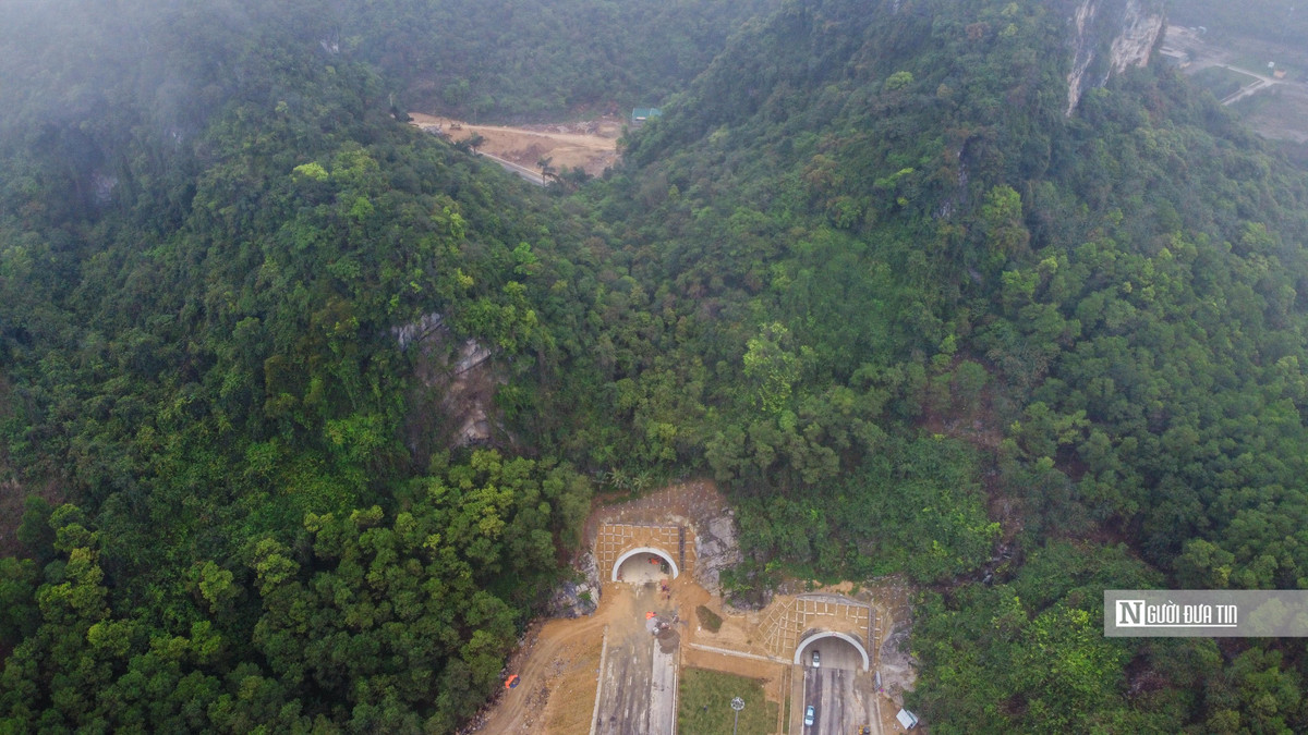 Điểm nhấn của tuyến đường bao biển Hạ Long - Cẩm Phả là đoạn hầm xuyên núi (khu vực vịnh Bái Tử Long). Đoạn hầm này có thiết kế dài 235m, với 2 ống hầm, mỗi ống 3 làn xe và được triển khai từ tháng 3/2021.