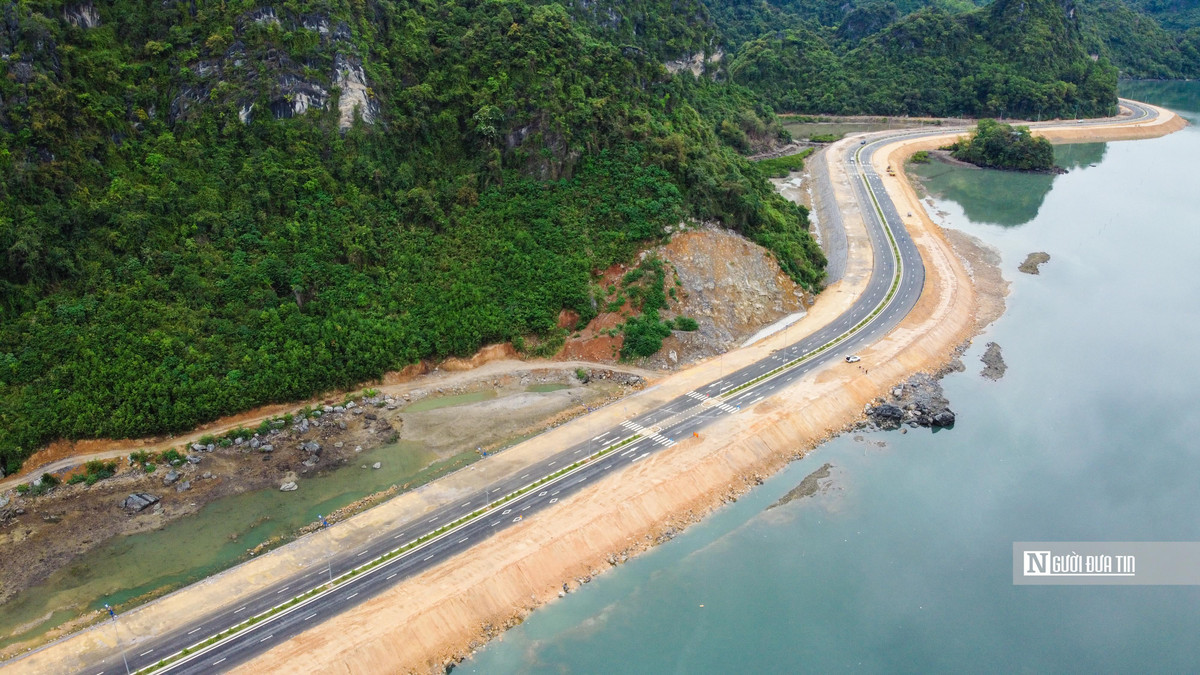 Tuyến được được thiết kế với vận tốc tối đa 60km/h uốn lượn mềm mại quanh chân những dãy núi đá vôi đặc trưng của Hạ Long, Cẩm Phả, khung cảnh vừa hùng vĩ vừa thơ mộng.