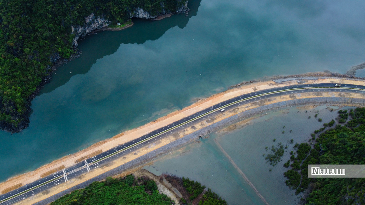 Trên tuyến còn có hàng loạt điểm đến du lịch như các di tích quanh núi Bài Thơ (Hạ Long), các bãi tắm, khu nghỉ dưỡng suối khoáng nóng Quang Hanh, kết nối tới khu du lịch tâm linh Đền Cửa Ông,…