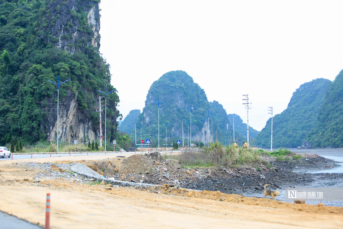 Ông Doãn cũng chia sẻ: "Đường bao biển Hạ Long - Cẩm Phả không chỉ giảm tải lưu lượng giao thông cho Quốc lộ 18, đáp ứng nhu cầu vận tải hàng hóa, hành khách nội vùng mà còn giúp tăng khả năng khai thác các tiềm năng về thương mại, dịch vụ, du lịch cho 2 thành phố Hạ Long và Cẩm Phả”.