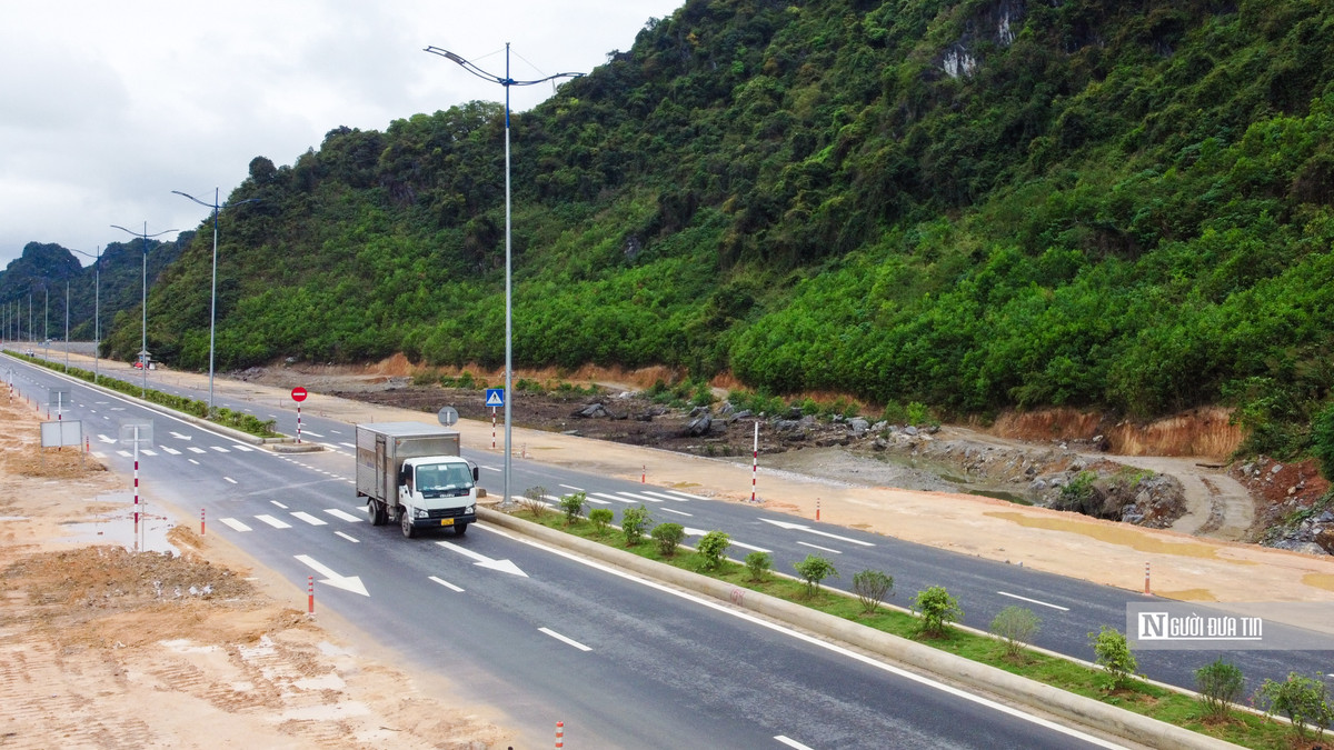 Ông Đinh Văn Doãn - Phó giám đốc BQL các công trình giao thông tỉnh Quảng Ninh cho biết, đến nay giai đoạn 1 cơ bản đã hoàn thành và đã đưa vào hoạt động. Giải đoạn 2 gồm vỉa hè, cây xăng, hệ thống chiếu sáng sẽ được bàn giao cho hai thành phố Hạ Long và Quảng Ninh để tiếp tục thi công.