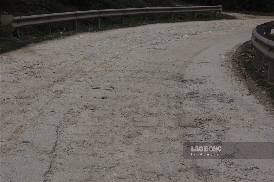 Yen Bai: Duong nat nhu tuong vi xe trong tai lon hoanh hanh-Hinh-4