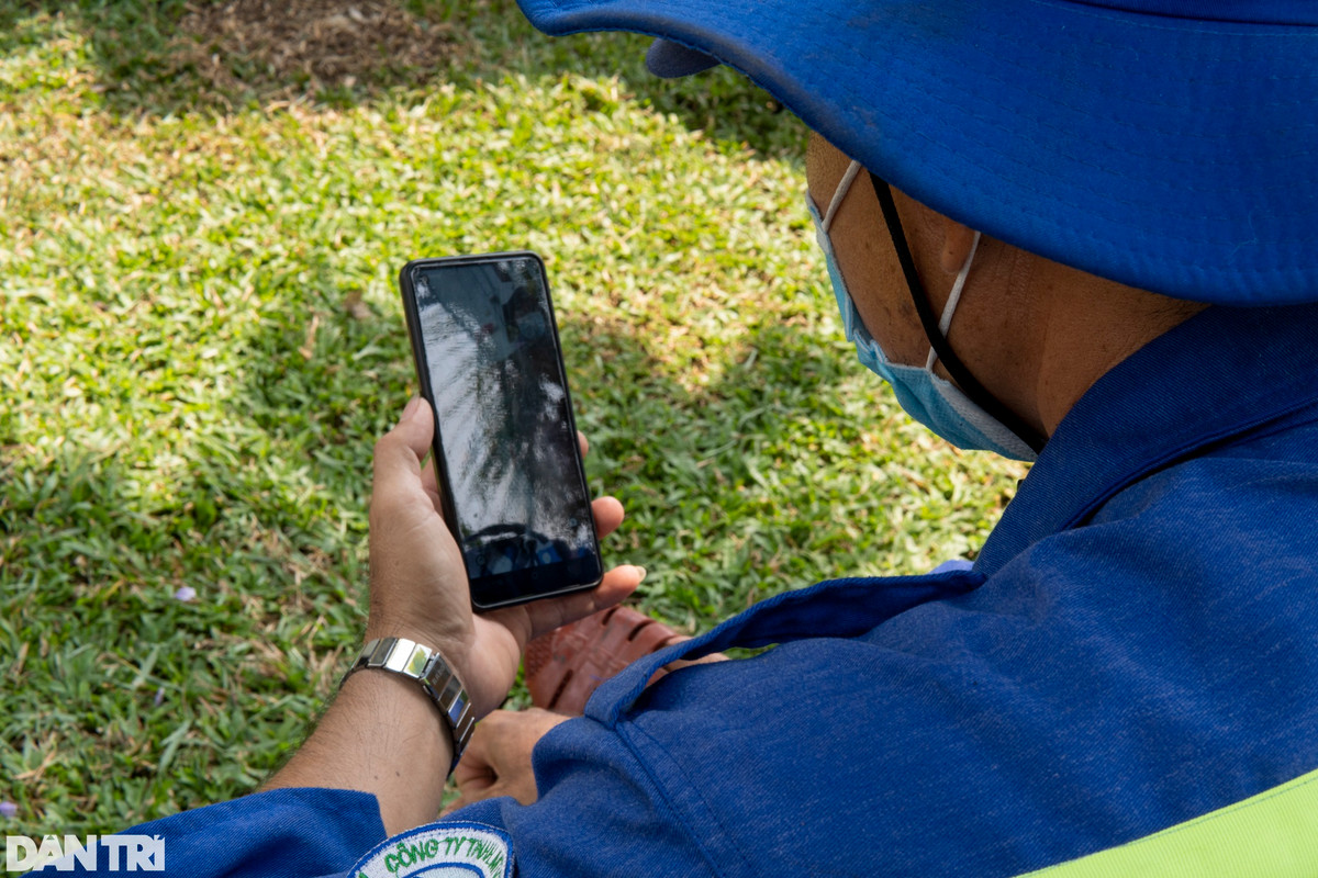 Tránh nắng dưới những gốc cau hai bên bờ sông, anh Thái Thanh Sơn (48 tuổi) tranh thủ giờ nghỉ trưa gọi điện về gia đình hỏi thăm sức khỏe người thân. Theo anh Sơn, công việc vất vả là thế nhưng thu nhập trung bình khoảng 4-5 triệu đồng/tháng không đủ nuôi các con. May mắn khi phía sau anh luôn có người vợ ngày ngày động viên, ủng hộ, chia sẻ gánh nặng với chồng, làm thêm công việc buôn bán để trang trải cuộc sống gia đình.