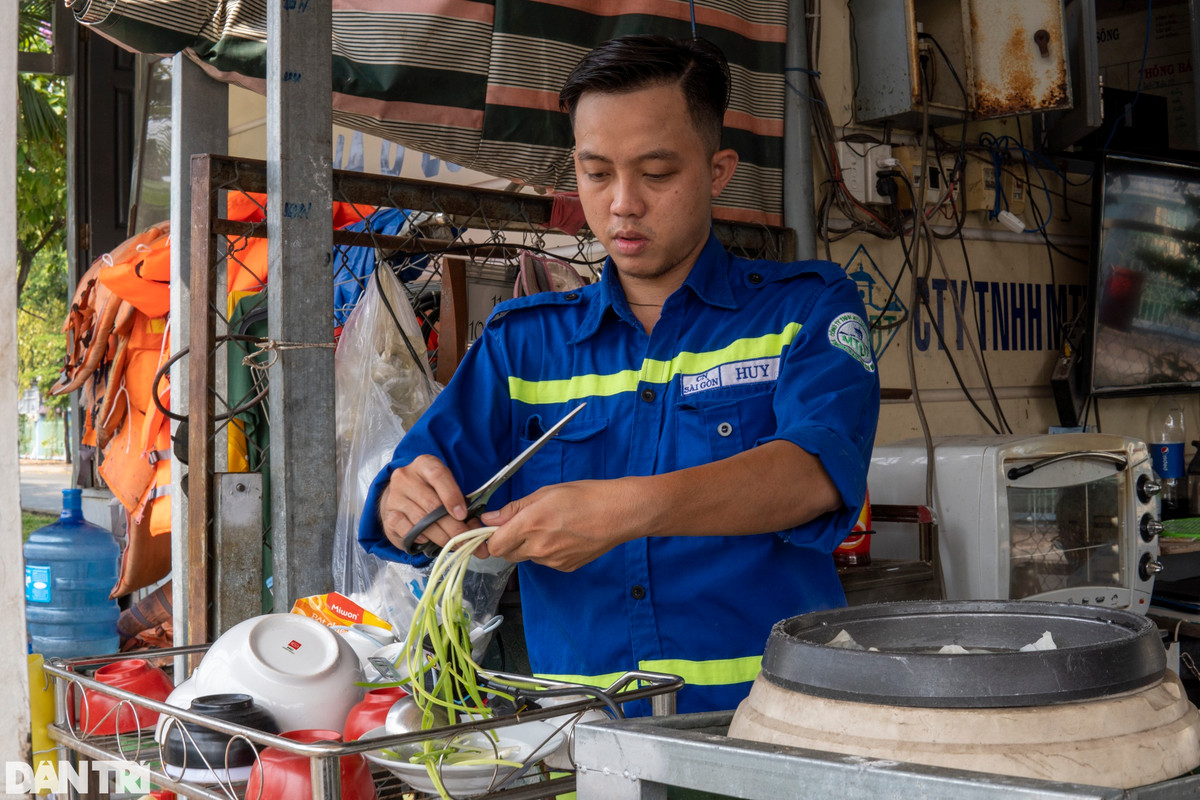 11h30 trưa, kết thúc ca làm buổi sáng, anh em công nhân quay lại căn chòi được dựng tạm để nghỉ ngơi, ăn trưa. Bữa ăn có canh và cá chiên được chuẩn bị nhanh trong vài phút cho 6 người.