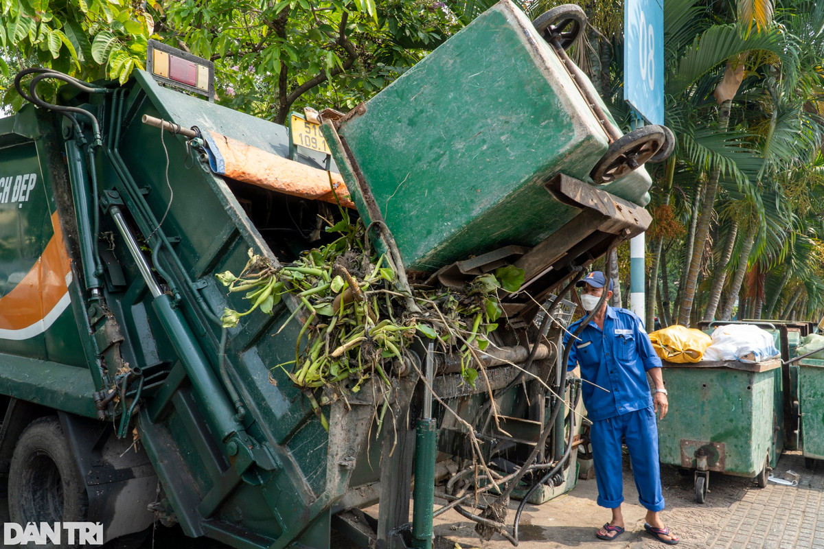 Sau khi rác đã chất đầy thuyền, công nhân quay trở lại bến thuyền tập kết rác. Từng thùng rác được cẩu lên bờ, đưa vào xe chuyên dụng ép rác và chở đến nhà máy xử lý.