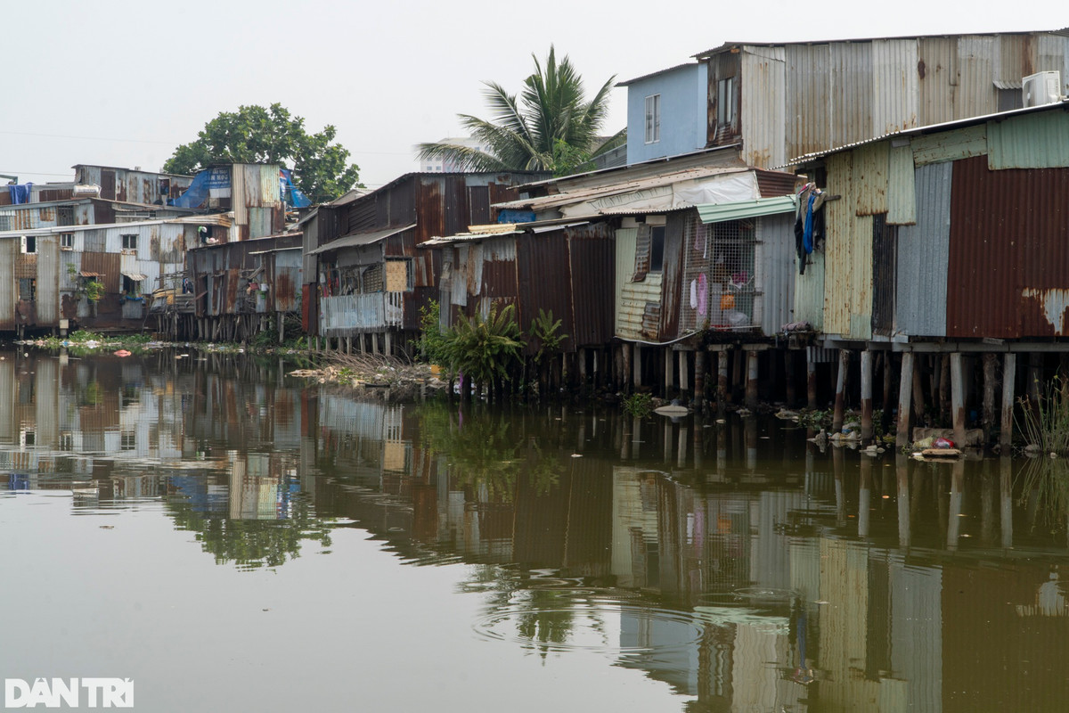 Thuyền tiến vào rạch Xuyên Tâm (một nhánh của kênh Nhiêu Lộc - Thị Nghè) vớt rác, anh Trương Huỳnh Quốc Huy (27 tuổi), cẩn thận giảm nhỏ động cơ xuống, tránh tạo các đợt sóng lớn ảnh hưởng đến các cột nhà cơi nới siêu vẹo nằm ven kênh.