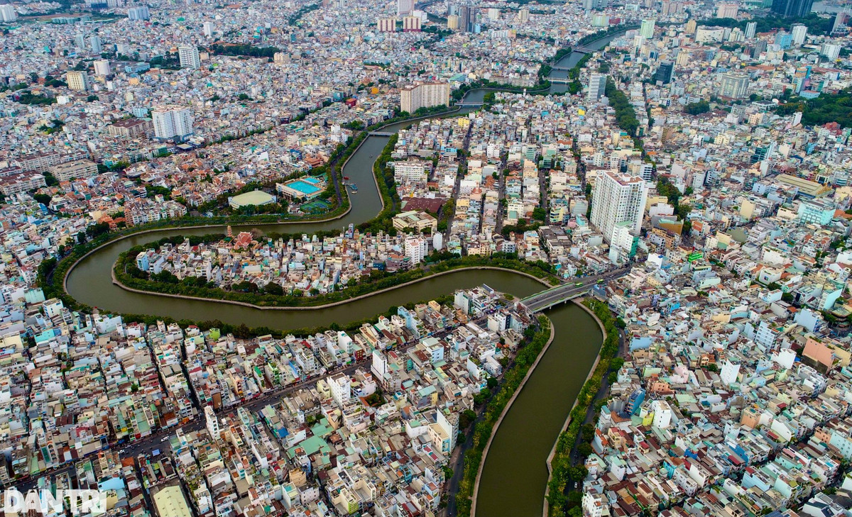 Theo những công nhân vớt rác như anh Sơn và anh Huy, lý do giữ họ lại nhiều năm như vậy với nghề chính là tình yêu, đam mê đối với công việc này để giữ xanh sạch thành phố và đặc biệt là kênh Nhiêu Lộc - Thị Nghè.