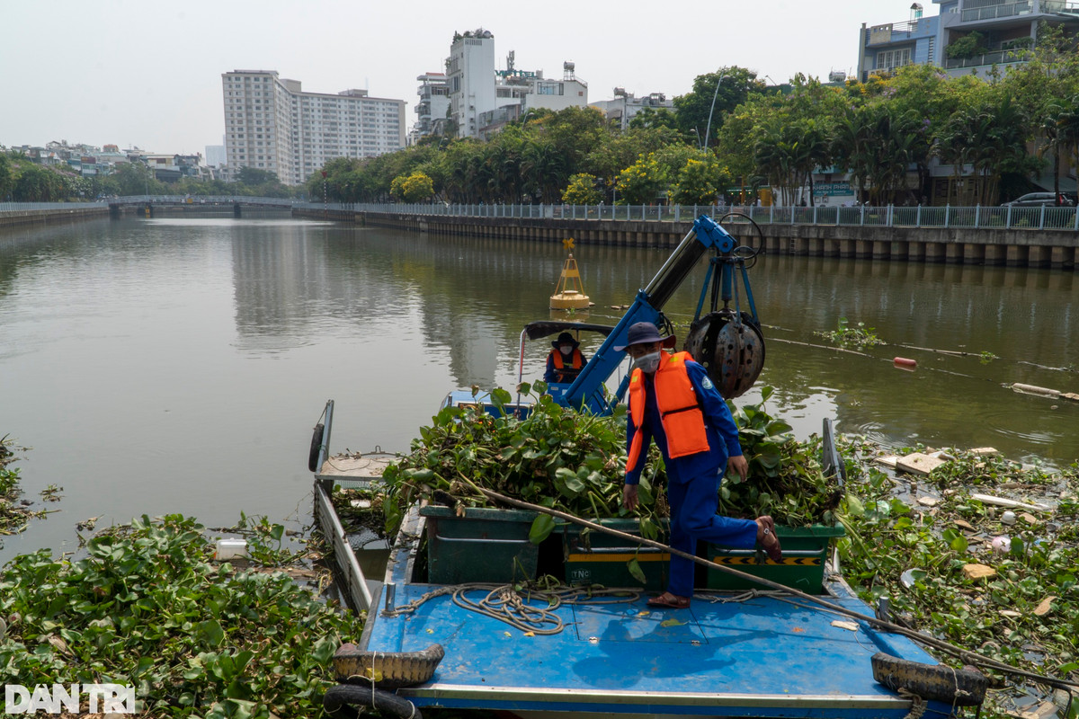 Ngoài vớt rác trôi nổi trực tiếp trên mặt nước, công nhân vớt rác sử dụng cách tạm thời giăng lưới đầu con rạch chặn rác trôi ra kênh Nhiêu Lộc - Thị Nghè. 