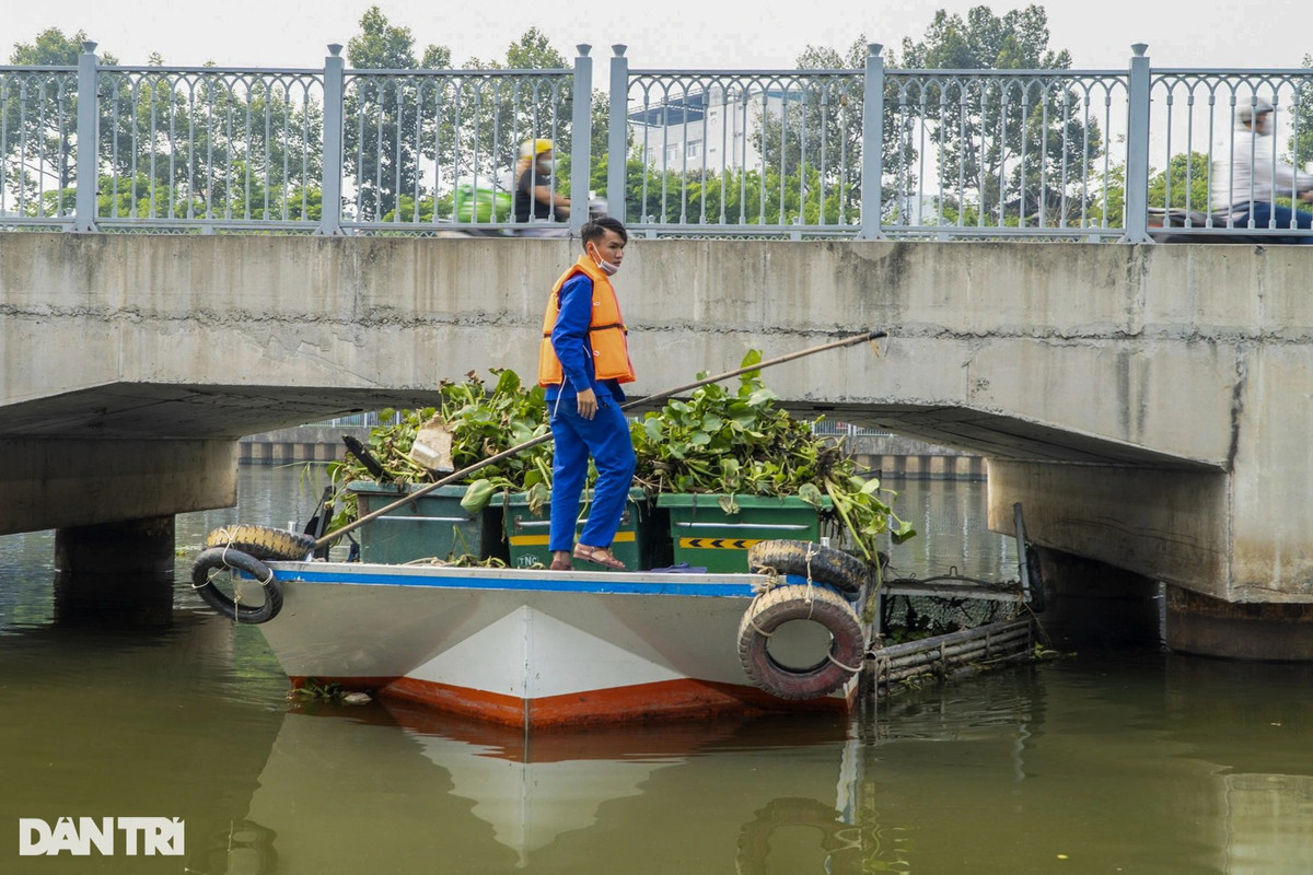 "Ở con rạch này, một vài nhà dân thỉnh thoảng mời chúng tôi nước uống, họ vui vì chúng tôi vớt rác cho. Nhưng có vài người không thích vì sợ chúng tôi làm sập nhà", anh Huy nói. 