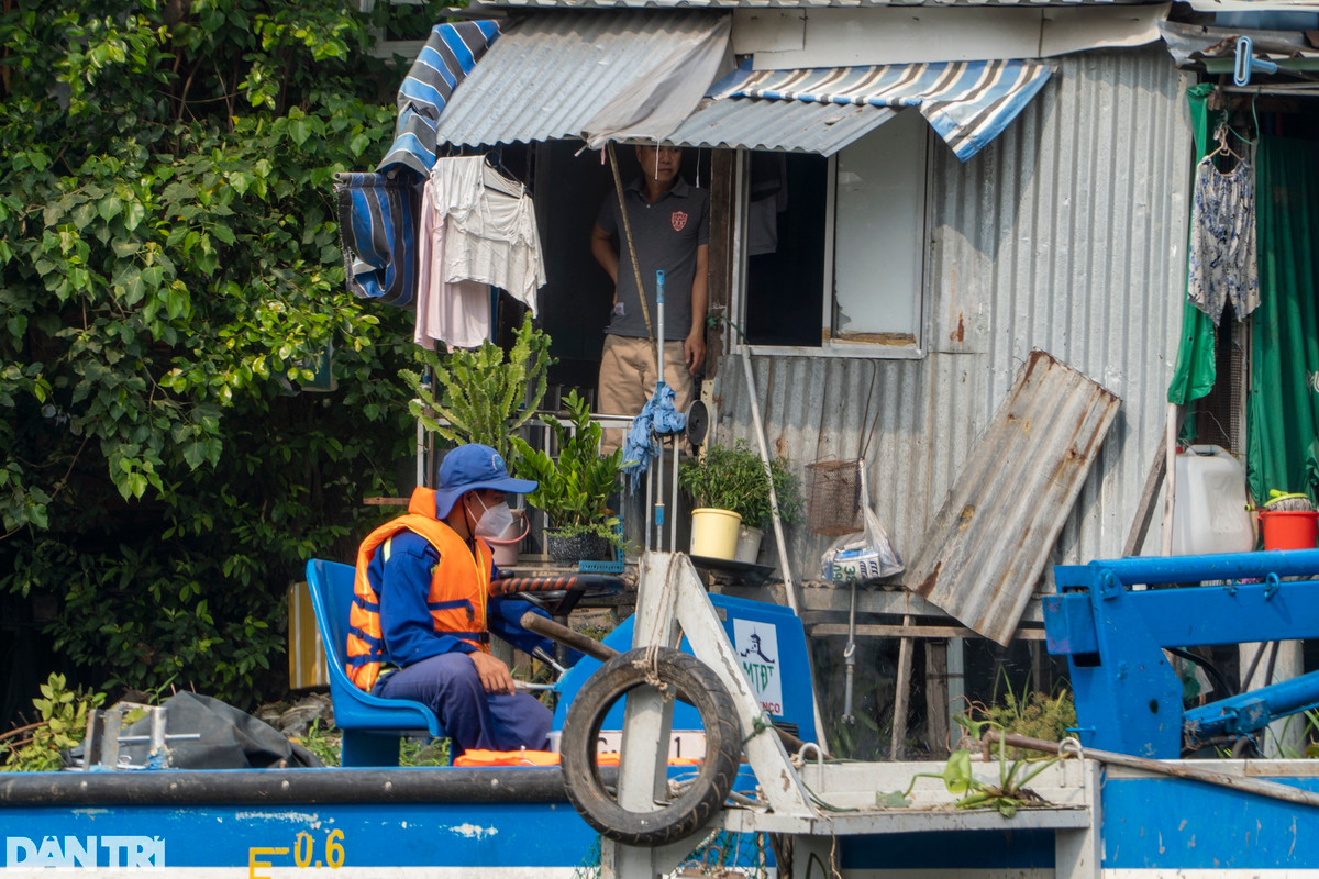 Gần 20 năm bén duyên với nghề vớt rác, anh Nguyễn Xuân Sơn (51 tuổi) cho biết, đây là công việc vất vả, không phải ai cũng thích làm nhưng duyên số nghề chọn người. Có lần đang vớt rác trên kênh, anh còn bị người dân đứng trên cầu xả thẳng rác và chất thải trúng, nguy hiểm hơn là các trận "mưa đá" từ những người câu cá hai bên bờ.