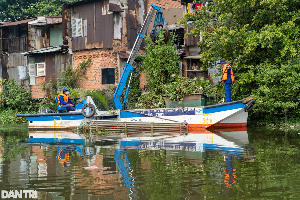 Sâu trong rạch Xuyên Tâm, rác chất đống hai bên bờ và mắc kẹt lại dưới chân những ngôi nhà yếu ớt bên mép nước. 