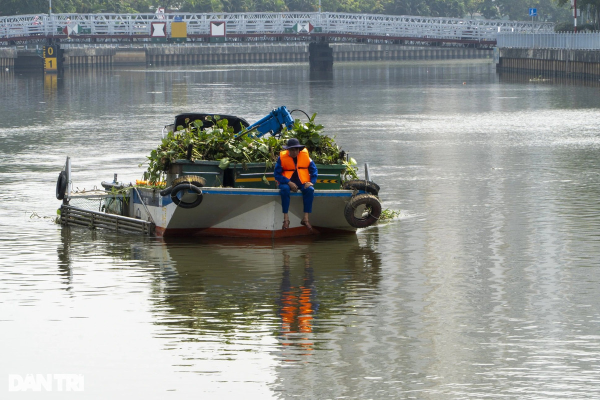 Một ngày của những công nhân vớt rác bắt đầu từ 6h sáng, kết thúc lúc 5h chiều, những ngày đỉnh điểm vớt hơn chục tấn rác thì họ phải làm tăng ca đến tối mới xong việc.